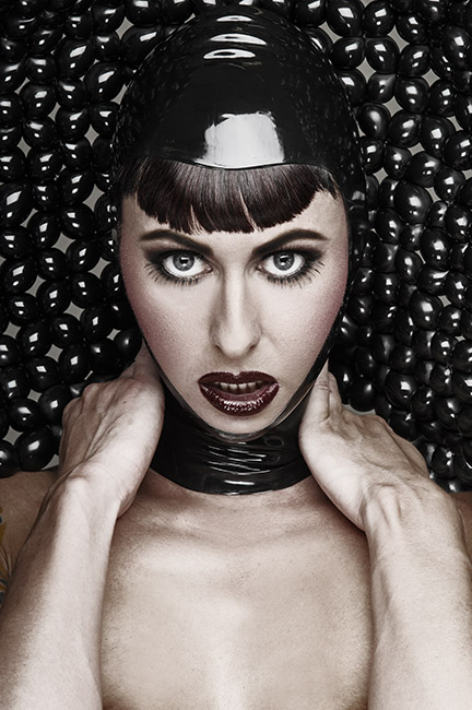 portret van tanya galore met latex hood door fotograaf Martin Janssen